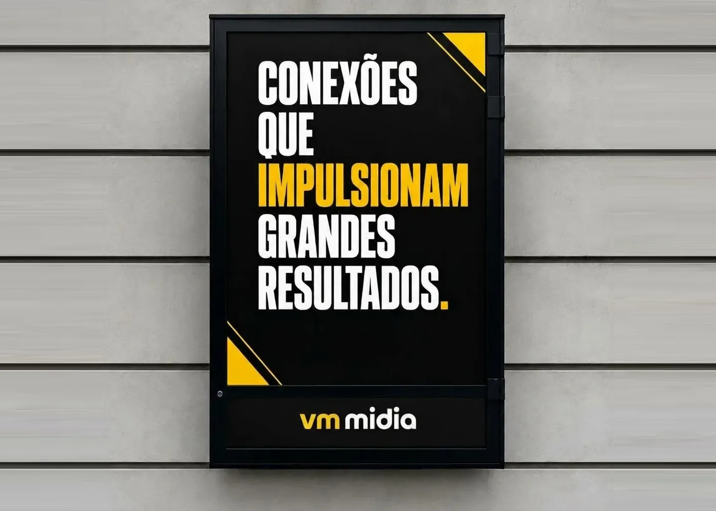 Painel digital da VM Mídia com a frase Conexões que impulsionam grandes resultados